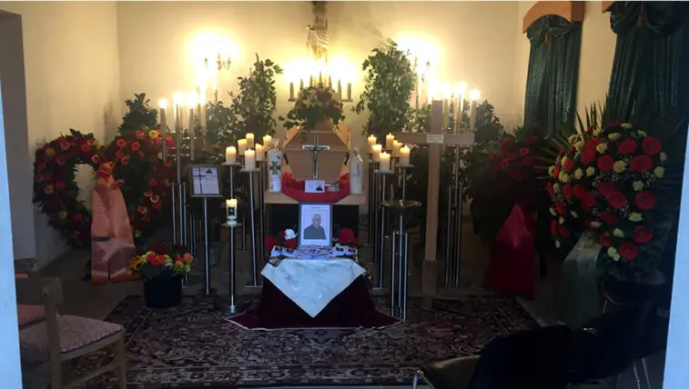 Aufbahrung nbei der Bestattung Pius