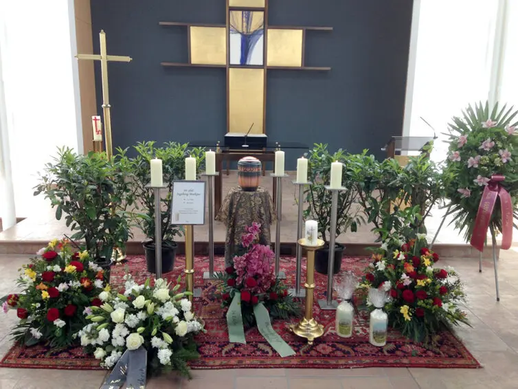 Särge und Urnen von der Bestattung Pius