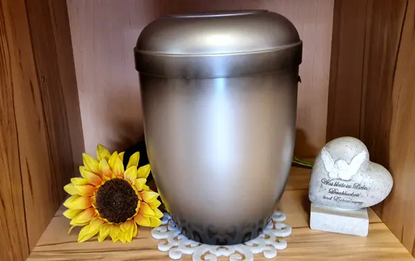 Urnen von der Bestattung Pius