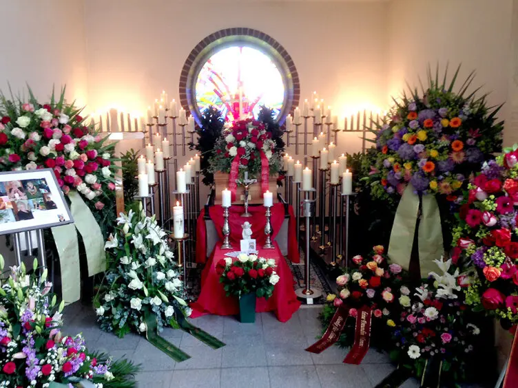 Schöne Zeremonie mit Bestattung Pius